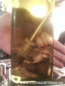 Botella de aceite vista en el bar el 10, centro de Sevilla